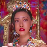 Hwasa MamamooArtis KPop lain yang dinilai berprestasi dan berpengaruh tahun ini adalah Hwasa. Pemilik nama asli Ahn Hye Jin ini jadi perbincangan setelah merilis solo berjudul Maria. Ia pun menjadi artis solo Korea wanita pertama yang memuncaki tangga lagu album di iTunes Amerika Serikat. Foto: dok. RBW Entertainment
