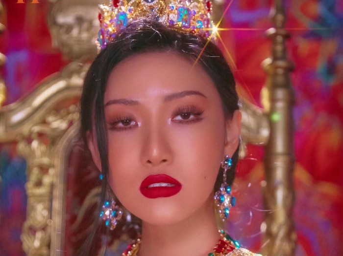 Hwasa MAMAMOO debut solo dengan lagu Twit.