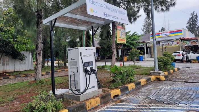 Stasiun pengisian kendaraan listrik umum (SPKLU) di Denpasar, Bali