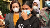Selain itu Irni pun mengaku sempat disekap, tak diberi makan hingga dicolok matanya oleh sang majikan.