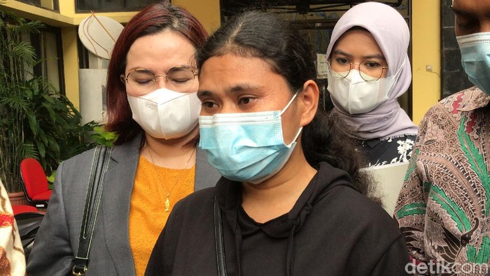 Irni, asisten rumah tangga Desiree Tarigan yang mengaku jadi korban penganiayaan.