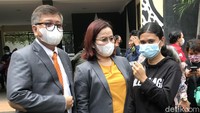 Irni didampingi kuasa hukumnya saat ditemui di Komnas Perempuan, Menteng, Jakarta Selatan pada Kamis (8/4).