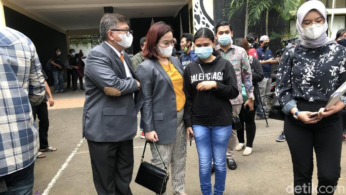 Irni, asisten rumah tangga Desiree Tarigan yang mengaku jadi korban penganiayaan.