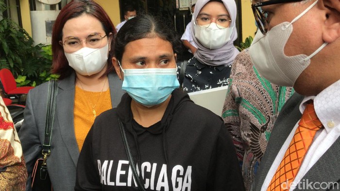 Irni, asisten rumah tangga Desiree Tarigan yang mengaku jadi korban penganiayaan.