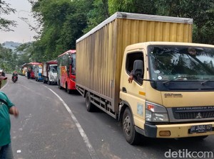 Jalan Magelang-Purworejo Macet Total Gegara Kecelakaan 2 Truk dan Mobil