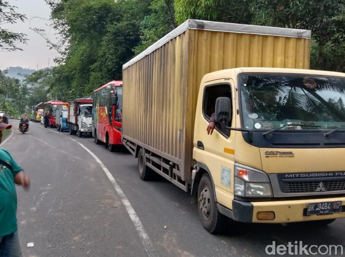Jalan Magelang-Purworejo macet total gegara kecelakaan truk-mobil, Kamis (8/4/2021).
