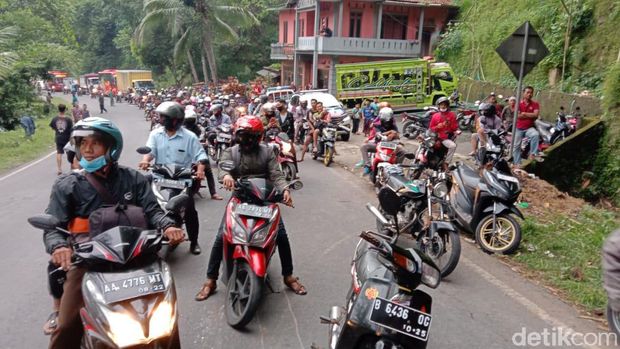 Jalan Magelang-Purworejo macet total gegara kecelakaan truk-mobil, Kamis (8/4/2021).