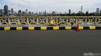 Kombinasi warna membuat jembatan ini enak dipandang.