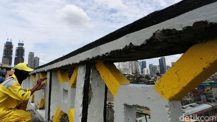 Jelang Ramadhan, Jembatan Tinggi Tanah Abang Dipercantik Jelang Ramadhan, jembatan Tinggi di kawasan Tanah Abang, Jakarta Pusat dipercantik dengan dicat kembali menggunakan kombinasi warna kuning, abu-abu dan hitam.