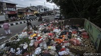 Sampah yang menumpuk kini mulai meluber ke jalan.