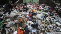 Warga mengatakan sampah di lokasi tersebut telah menempuk hingga empat hari.