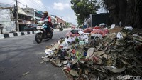 Tumpukan sampah itu juga mengganggu kenyamanan pengendara yang melintas.