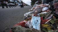 Bukan hanya sampah rumah tangga, sampah medis juga menumpuk di pinggir jalan tersebut.