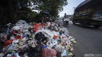 Sampah yang menumpuk itu didominasi oleh plastik.