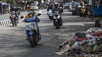 Sampah membuat kawasan itu menjadi kotor dan jorok.