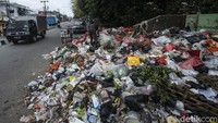 Sampah tampak menumpuk di pinggir Jalan Maulana Hasanudin, Batu Ceper, Tangerang.