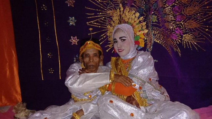 Kakek 58 tahun menikahi gadis 19 tahun di Bone, Sulsel.
