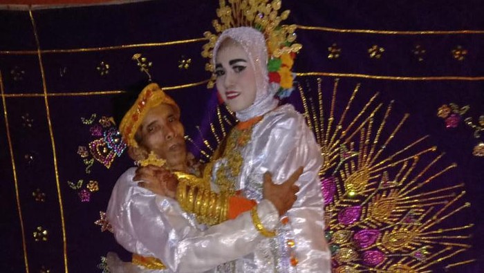 Kakek 58 tahun menikahi gadis 19 tahun di Bone, Sulsel.