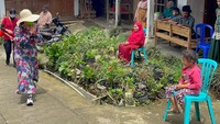Ia pun menikmati indahnya puncak gunung sumbing dari Gardu Pandang sebelum melanjutkan perjalanan ideologisnya di lereng gunung ujung barat Magelang itu. Foto: dok. DPR RI