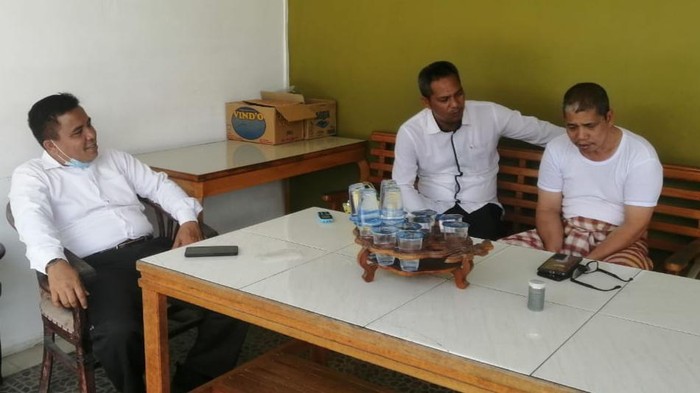 Kanit Reskrim Polsek Tapung AKP Marupa Sibarani dan Panit I Intel Aiptu Amit Elpian saat mendatangi rumah Khairuddin.
