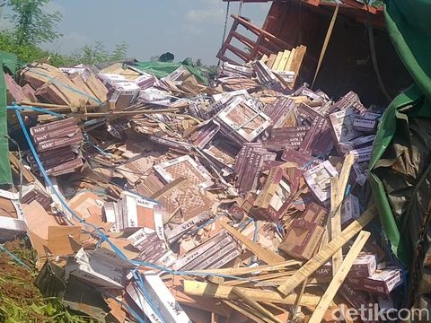 Kecelakaan dua truk tronton di Tol Pemalang-Batang, Kamis (8/4/2021).