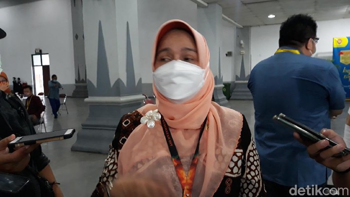 Kepala Dinkes DIY Pembajun Setyaningastutie saat memberikan keterangan di Jogja Expo Center, Kapanewon Banguntapan, Bantul, Kamis (8/4/2021).