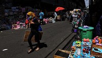 Dan menurut Kementerian Keuangan (Kemenkeu) optimis pemulihan ekonomi tahun ini lebih cepat. Hal ini dikarenakan adanya vaksinasi COVID-19 yang terus dilakukan.