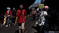 Saat ini vaksin telah diberikan kepada beberapa pedagang pasar guna memberikan pemulihan ekonomi nasional.