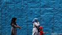 Dengan adanya vaksinasi maka penyebaran COVID-19 lebih bisa dikendalikan sehingga ekonomi nasional bisa kembali menggeliat pada 2021.