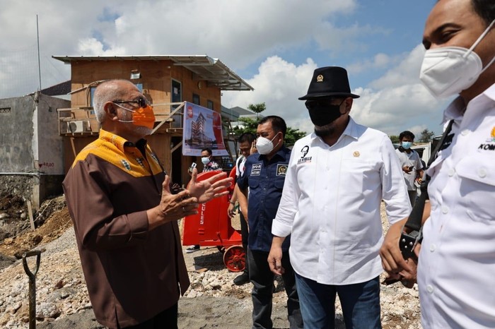 Ketua DPD RI berbincang dengan Senator asal NTT, Abraham Liyanto di Kupang pekan lalu.