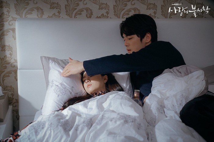 Kim Jung Hyun dan Seo Ji Hye di Crash Landing On You. Foto: dok. tvN Kim Jung Hyun dan Seo Ji Hye di Crash Landing On You. Foto: dok. tvN