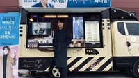 Tak hanya paket makanan, Kim Jung Hyun juga mendapatkan kiriman coffee truck. Ia pun sangat senang dan berpose di depan coffee truck itu. Foto: Instagram @jhkim0405