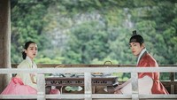 Ini momen Kim Jung Hyun saat beradegan dengan Shin Hye Sung pada drama Mr. Queen. Mereka terlihat menikmati beragam hidangan Korea dengan latar era Joseon. Foto: Instagram @jhkim0405