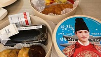 Belum lama ini, Kim Jung Hyun berperan dalam drama Mr. Queen yang bergenre sejarah, namun ada unsur komendi romantisnya. Ia banyak mendapatkan dukungan dari penggemar saat itu, seperti diberikan paket makanan. Foto: Instagram @jhkim0405