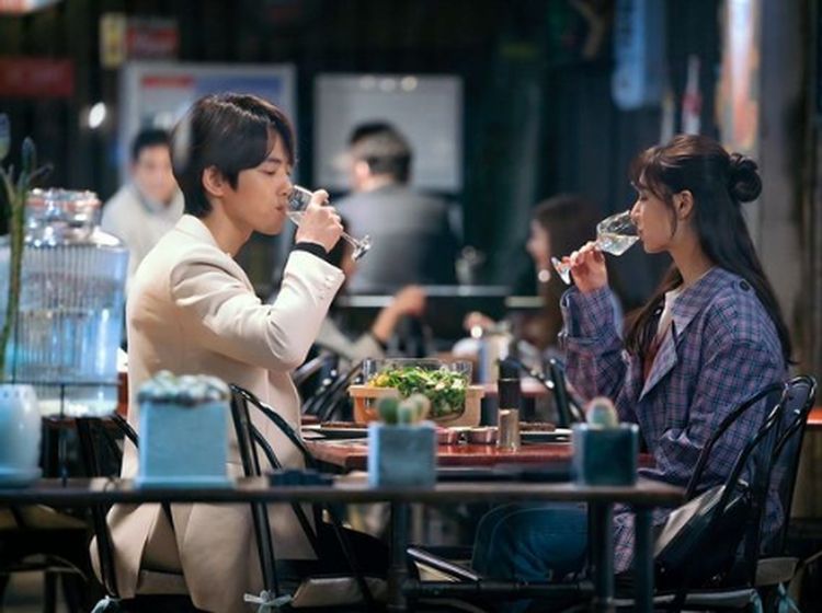 Tampannya Kim Jung Hyun Saat Makan Bareng Seo Ji Hye