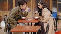 Momen lain bersama Seo Ji Hye ini adalah salah satu adegannya pada drama Crash Landing On You. Saat itu, mereka sedang menikmati hidangan sup mie yang hangat. Foto: Instagram @jhkim0405