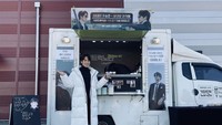 Coffee truck lainnya juga dikirimkan untuk Kim Jung Hyun. Untuk menghargai dukungan dari penggemar, ia pun mengabadikan momennya di sana. Foto: Instagram @jhkim0405