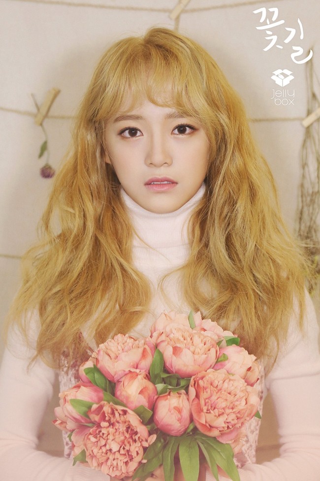 Sejeong memulai debut solonya pada 2016 dengan lagu ‘Flower Way’. Saat itu, ia masih tergabung sebagai center dan vokalis utama Gugudan.  Setelah grupnya bubar, ia aktif sebagai solois dan membintangi drama Korea. Foto: dok. Jellyfish Entertainment