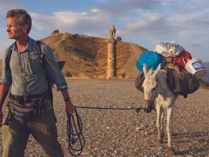 Kisah Jurnalis Perang Keliling Dunia Sejauh 12.000 Km dengan Jalan Kaki