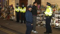 Duta Besar Myanmar untuk Inggris, Kyaw Zwar Minn, tidak mendukung kudeta militer terhadap pemimpin sipil Myanmar. Pihak pemerintahan militer kini mengunci kantor Kedubes Myanmar di London. Dubes Myanmar, Kyaw Zwar Minn tak bisa masuk kantor. AP/Alberto Pezzali  