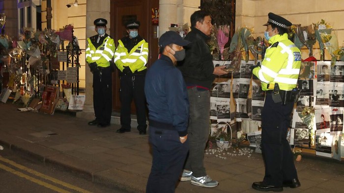 Kedubes Myanmar di London Diambil Alih Militer

Akibat tidak mendukung kedeta di di negaranya Kedubes Myanmar di London dikunci akibatnya Dubes Myanmar, Kyaw Zwar Minn tak bisa masuk kantor.