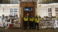 Kyaw Zwar Minn Duta Besar Myanmar, saat berada di depan kantornya di london. Laporan surat kabar mengatakan kedutaan itu diambil alih oleh anggota rezim militer baru negara itu Rabu malam. AP/Alberto Pezzali  