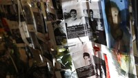 Dipagar kedubes juga terpampang ratusan foto-foto para pedemo penentang kudeta yang tewas di tangan militer.