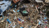 Selain rumah, mobil yang terparkir juga rusak diterjang banjir bandang di Adonara Timur, Kabupaten Flores Timur, NTT.