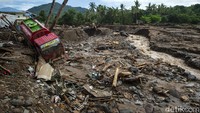 Sebuah truk teronggok setelah hanyut akibat banjir bandang di Adonara Timur, Kabupaten Flores Timur, NTT.