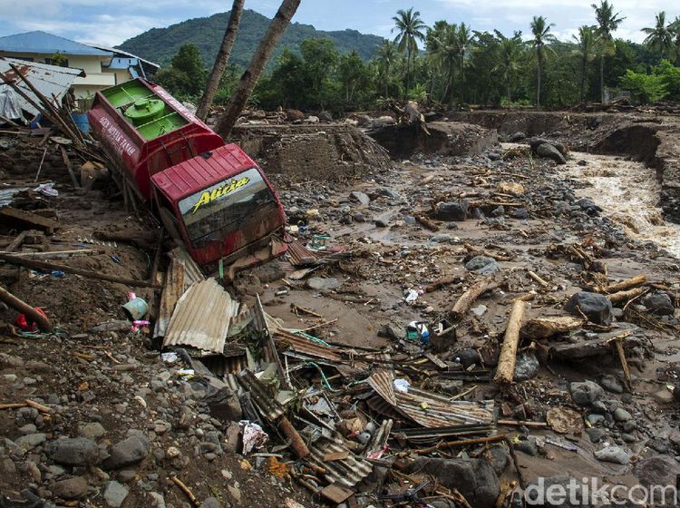 Begini Kondisi Truk dan Motor Korban Banjir Bandang di NTT