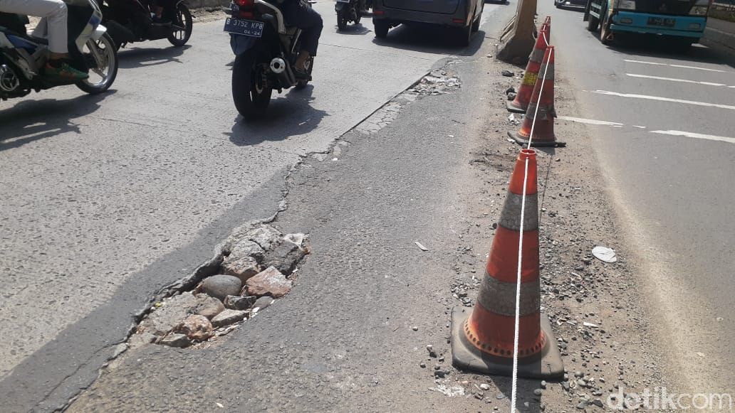 Lubang di sekitar Jl KH Noer Ali ruas sekitar Grand Kota Bintang Bekasi sudah ditambal. Kondisi 8 April 2021. (Afzal NI/detikcom) Lubang di sekitar Jl KH Noer Ali ruas sekitar Grand Kota Bintang Bekasi sudah ditambal. Kondisi 8 April 2021. (Afzal NI/detikcom)