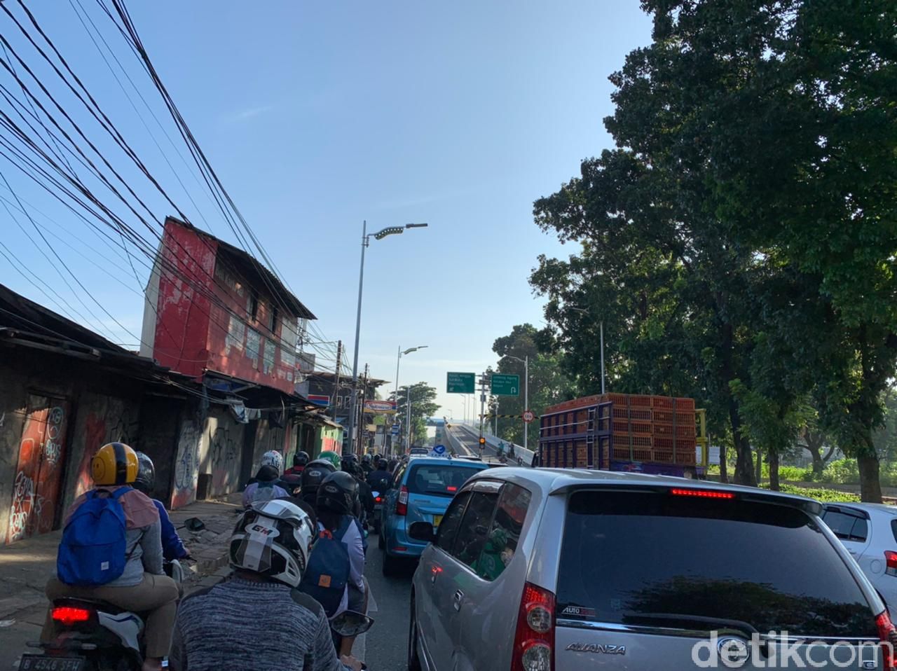 Macet jelang flyover tapalkuda, di Jl Raya Lenteng Agung, Jakarta Selatan, 8 April 2021. (Haris Fadhil/detikcom)