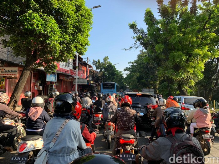 Macet jelang flyover tapalkuda, di Jl Raya Lenteng Agung, Jakarta Selatan, 8 April 2021. (Haris Fadhil/detikcom)