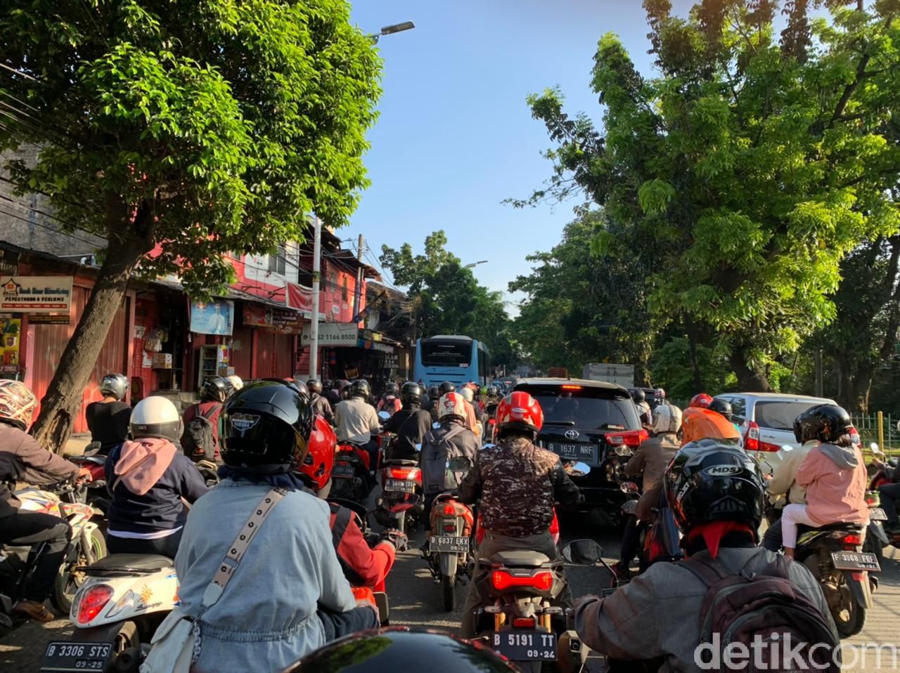 Macet jelang flyover tapalkuda, di Jl Raya Lenteng Agung, Jakarta Selatan, 8 April 2021. (Haris Fadhil/detikcom)